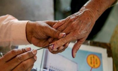 man putting ink mark on voters hands